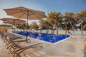 Vodice 50 m od pláže ve Ville Arausa *** s all inclusive light, venkovním bazénem s lehátky a wellness centrem