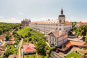 Kutná Hora: Pobyt s výhledem na chrám sv. Barbory v dobové Vile U Varhanáře *** s polopenzí a láhví vína