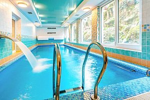 Karlovy Vary ve Spa Hotelu Schlosspark **** s polopenzí, neomezeným wellness s bazénem a až 4 procedurami