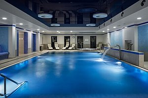 Mariánské Lázně v centru: Grandhotel Nabokov **** s polopenzí, neomezeným wellness a saunami + masáž