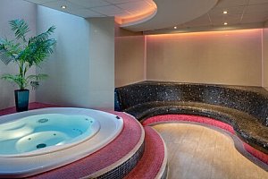 Brno u centra: Hotel Avanti **** se střešním wellness s parádním výhledem (vířivka, sauna) + bowling a snídaně