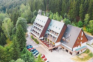 Krkonoše: Dovolená v Parkhotelu Harrachov *** se slevovou Harrachov Card a polopenzí + pivo a víno k večeři