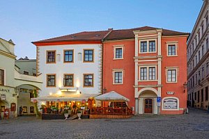 Český Krumlov: Pobyt přímo v centru luxusně v Depandanci Hotelu Grand **** se snídaní/polopenzí + Prosecco