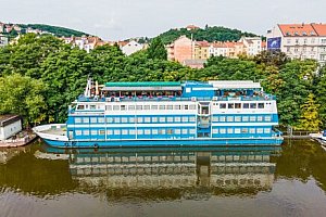 Centrum Prahy: Netradiční pobyt přímo na hladině Vltavy v kajutě Botelu Vodník *** se snídaněmi formou bufetu