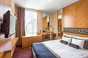 Budapešť v centru blízko nádraží v Marmara Hotelu **** se snídaněmi, pozdním check outem a lahví vína