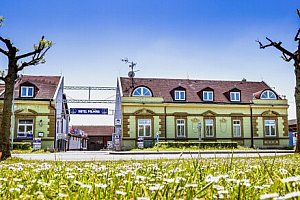 Uherský Brod blízko zámků v Hotel & SPA centru Palmira *** se snídaní/polopenzí a privátní vířivkou a saunou