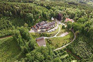 Rychnov nad Kněžnou: Hotel Studánka **** obklopený přírodou s polopenzí, wellness, romantickou koupelí + zábal