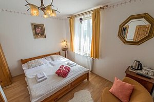 Český Krumlov jen 400 m od centra v Pensionu Fialka se snídaněmi, relaxací ve vířivce a dětským hřištěm