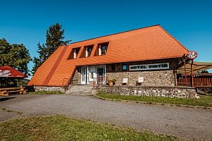 Národní park Šumava v Hotelu Vintíř se snídaní či polopenzí, láhví vína a vstupem do Horské synagogy