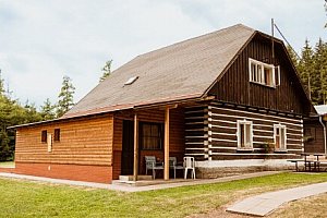 Adršpašské skály: Chatový areál Zděřina s polopenzí a bohatým vyžitím pro děti i dospělé + večer s filmy