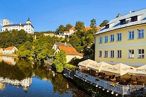 Šumava jen 1 km od hradu Rožmberk v Penzionu Rožmberk Inn se snídaněmi + láhev vína nebo vstup na prohlídku