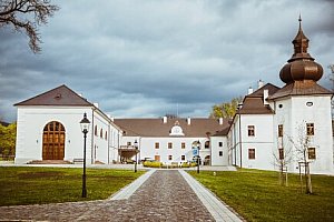 CHKO Ponitří v Chateau Appony **** s polopenzí, wellness s panoramatickým bazénem a historickou knihovnou