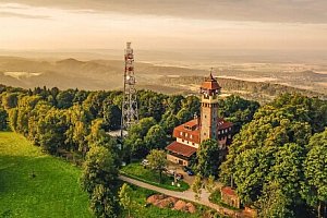 Podkrkonoší: Pobyt na vrchu Tábor s Tichánkovou rozhlednou v Hotelu Vyhlídka s polopenzí a vyžitím pro děti