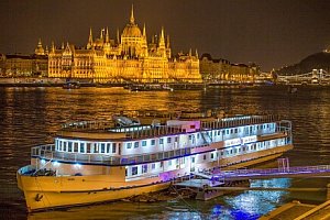 Budapešť: Netradiční pobyt v klimatizované kajutě lodního Grand Jules Boat Hotelu *** + snídaně formou bufetu