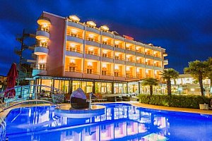 Vodice jen 200 metrů od pláže v Hotelu Miramare **** s polopenzí/plnou penzí a venkovním bazénem + dítě zdarma