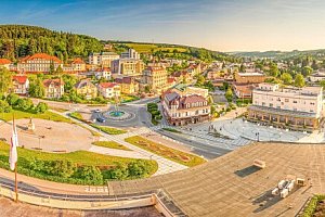 Dovolená v krásných Luhačovicích nedaleko kolonády v Penzionu Oáza se snídaní a vstupem na městskou plovárnu