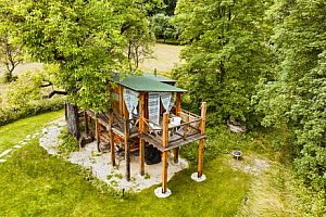 Glamping v Bílých Karpatech ve Stromodomu Žítková se snídaní, domácím likérem a zahradním grilem + šipky