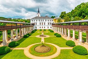 Pobyt u zámku v Hotelu Lysice *** s polopenzí a každodenním vstupem do wellness (vířivka, sauny) + láhev vína