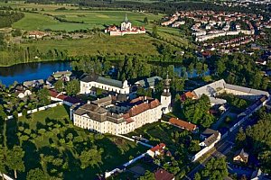 Kouzelný pobyt na zámku Žďár nad Sázavou jen pár kroků od Zelené hory (UNESCO) v moderních pokojích + snídaně