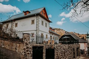 Pobyt v centru Banské Štiavnice v historické Resla Residence *** se snídaní, privátním wellness a fitness 