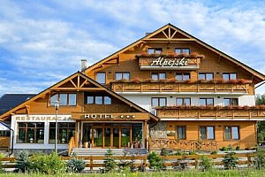 Polanica Zdroj jen pár km od hranic s Českem: Hotel Alpejski *** se snídaní/polopenzí, bazénem a saunou