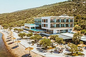 Střední Dalmácie v letovisku Marina přímo na pláži: Beach Hotel Marinus **** se snídaněmi a bazénem + lehátka