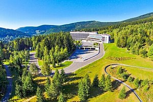 Krkonoše: Špindlerův Mlýn blízko centra ve 4* Harmony Hotelu s polopenzí a wellness (bazén, 2 vířivky, 5 saun)