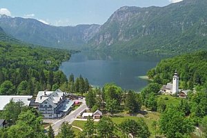 Slovinsko 100 m od Bohinjského jezera: Hotel Jezero **** se snídaní/polopenzí a vstupem do bazénu i sauny