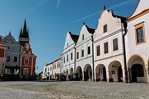 Pobyt přímo u památek UNESCO: Historické centrum Telče v romantickém Penzionu No. 20 se snídaní formou bufetu