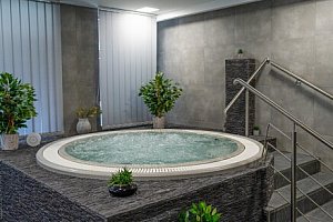 Bílé Karpaty v Horském Hotelu Jelenovská *** s polopenzí, vnitřním bazénem a vínem + projížďka na koni/vířivka