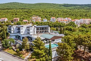 Crikvenica 500 m od moře a pláže v Hotelu Ad Turres *** se 2 bazény, polopenzí a dítětem do 12 let zdarma