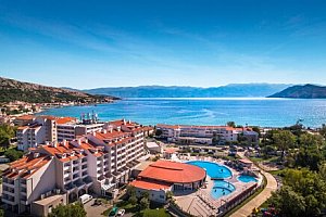 Ostrov Krk: Sunny Baska Hotel *** přímo u pláže s rozšířenou polopenzí, bazény a 4 top hernami + dítě zdarma