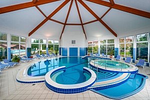 Maďarsko 200 m od lázní: Aqua-Spa Konferencia és Wellness Hotel **** s polopenzí + neomezený vstup do wellness