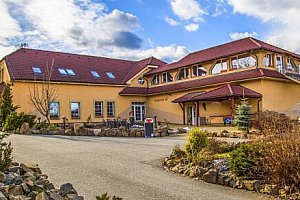 Jižní Morava u Vyškova: Hotel Allvet *** v bývalém letohrádku se snídaní/polopenzí a koupacím biotopem + sport