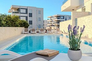 Ostrov Pag jen 500 m od pláže v nových apartmánech 4+2 v Meridian Pool Residences **** s privátním bazénem