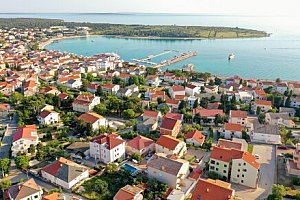Dovolená na Pagu: Novalja cca 1 km od pláže ve Ville Katarina *** s venkovním bazénem a terasou + parkování