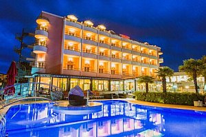 Vodice jen 200 metrů od pláže v Hotelu Miramare **** se snídaní či polopenzí a venkovním bazénem + dítě zdarma