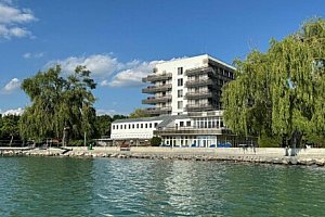 Pobyt na břehu Balatonu ve Világos Hotelu Balatonvilágos s polopenzí, wellness a soukromou pláží + vyžití