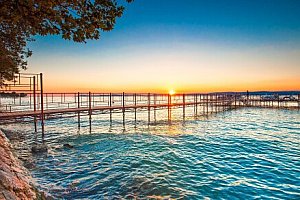 Maďarsko jen 100 metrů od břehu Balatonu a v blízkosti lázní: Hotel Nostra *** se snídaní + relaxační zahrada