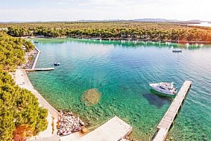 Severní Dalmácie v Crvena Luka Hotelu IN **** s bufetovými snídaněmi a wellness + vstup na soukromou pláž