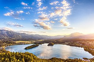 Alpská dovolená u jezera Wörthersee: Pobyt v Hotelu Rocket Rooms se snídaní, občerstvením a kartou plnou slev