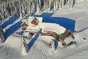 Krkonoše u ski areálů: Pobyt ve Špindlerově Mlýně v Horské chatě Sedmidolí s polopenzí + úschovna lyží