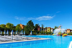 Veneto 2 km od Lago di Garda v resortu Belvedere Village se snídaní či polopenzí a 3 bazény + hřiště a animace