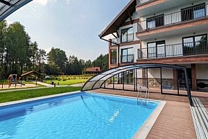 Oblast Mazurských jezer blízko výletních cílů: Apartament Karwica Zapach Lasu s bazénem, saunou a hřištěm