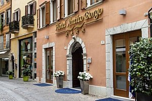 Letovisko Riva del Garda u jezera a památek v elegantním Hotelu Antico Borgo **** se snídaní nebo polopenzí
