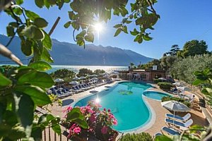 Lombardie: Limone v domku v Camping Parku Garda s přímým přístupem k jezeru + venkovní bazén a hřiště