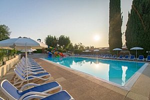 Dovolená u Lago di Garda, památek a zábavních parků: Camping Fontanelle **** s polopenzí a venkovním bazénem