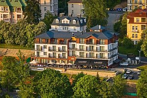 Mariánské Lázně luxusně: 4* Hotel Queens s polopenzí a neomezeným wellness (bazén, vířivka, sauny) + procedury