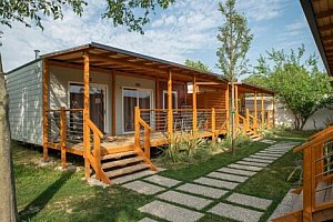 Dovolená u největšího italského jezera: Mobilní domek ve 4* Camping Baia Verde s bazénem + hřiště a animace