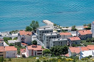 Chorvatsko u Omiše: Hotel Nestos **** přímo u pláže se snídaní či polopenzí a venkovním bazénem + dítě zdarma